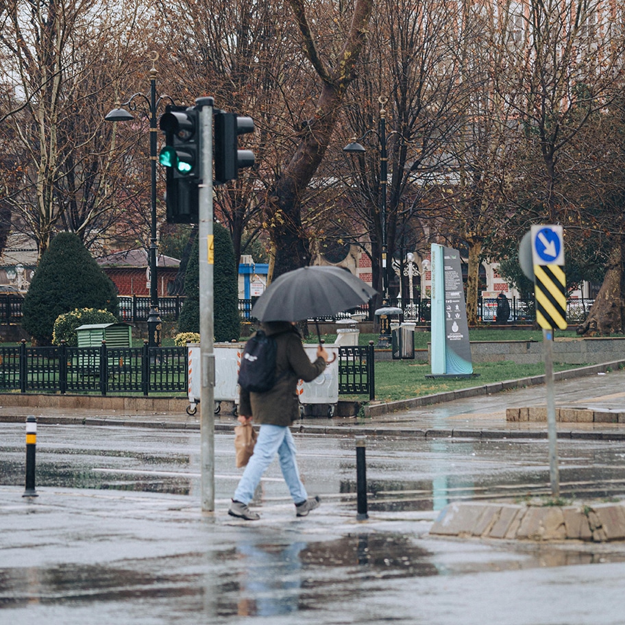 Pedestrian injured while crossing the road